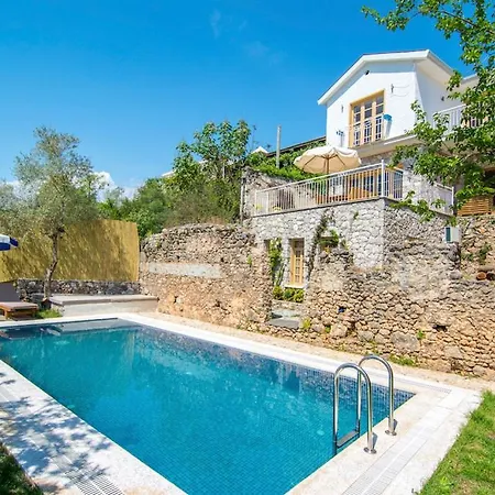 Sleeps 6 With Pool Air Con And Wifi Keçiler
