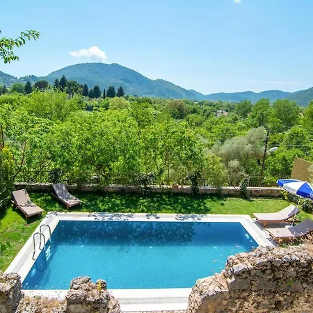 Sleeps 6 With Pool Air Con And Wifi Keciler